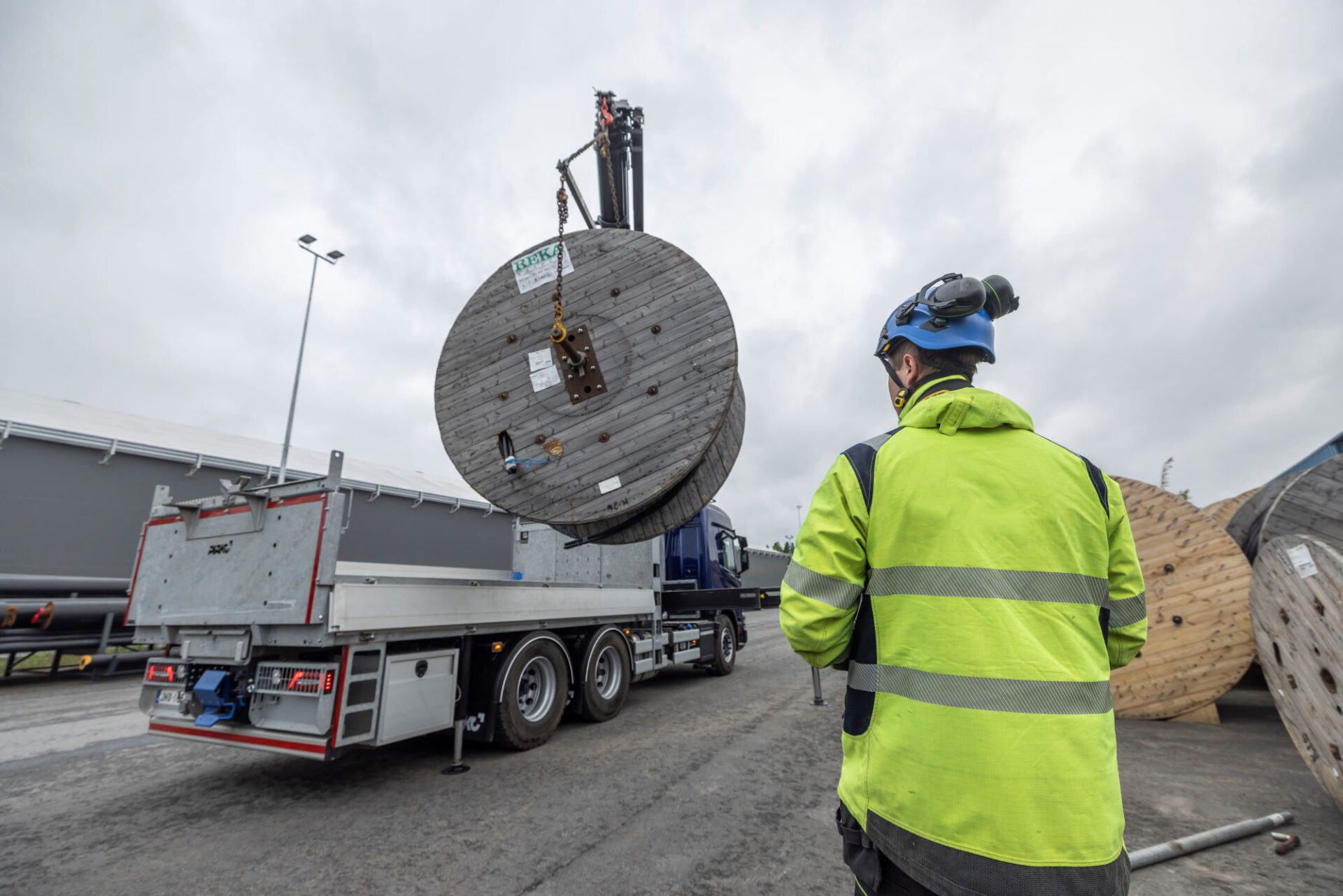 Ultracker-sivu, tyhjää kelaa siirretään lavalle