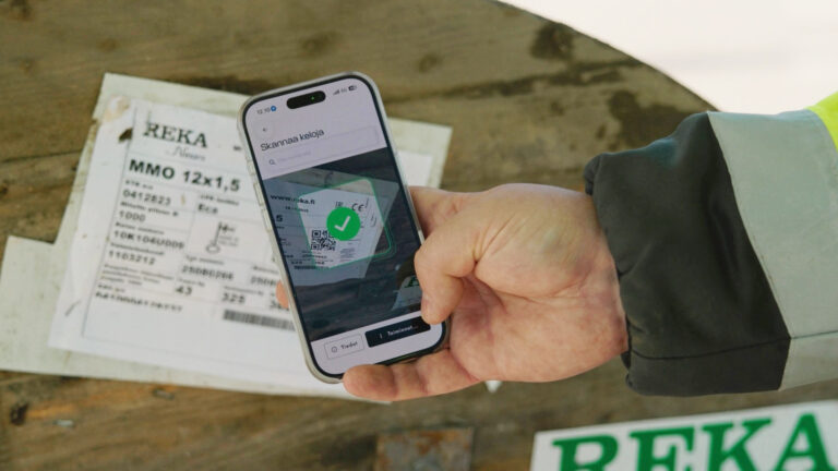 Ihminen skannaa kelan QR-koodia Ultracker-kelapalautukseen